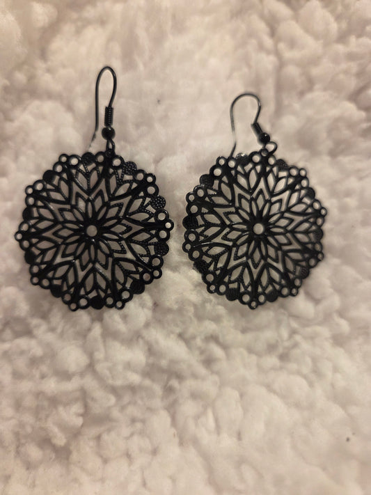 Black web earrings