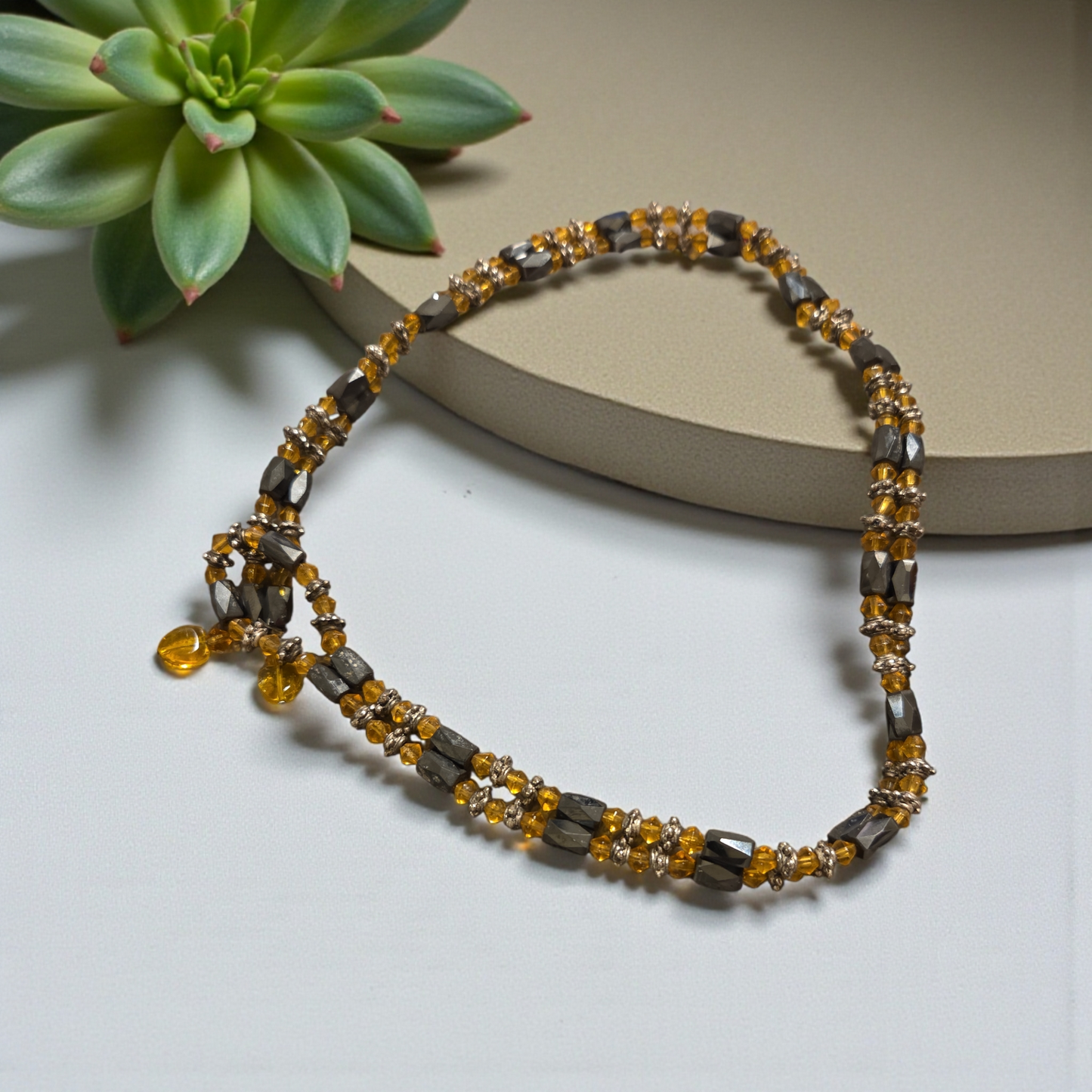 Magnetic necklace or bracelet